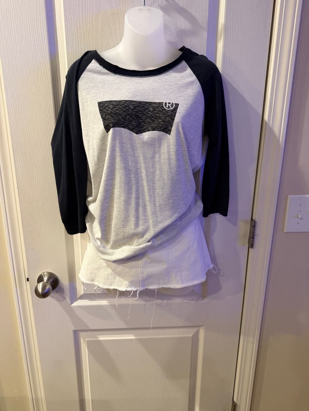 🩶Gray and Black Levi’s Henley 
🖤Medium